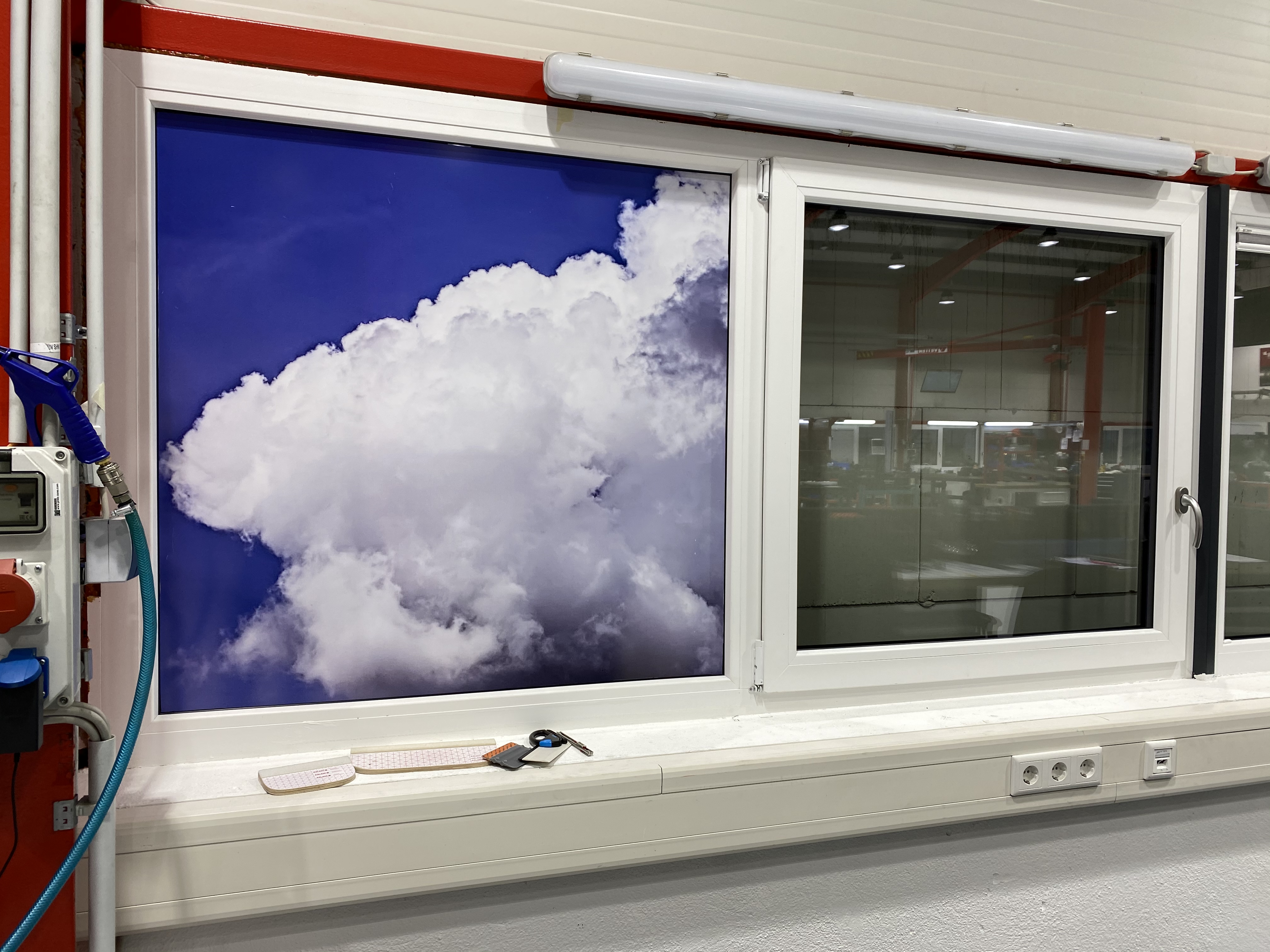 Fensterfolierung-wolkenmotiv-foliendruck-folienmontage-lean-mitch-bad-wildungen-bei-der-Montage