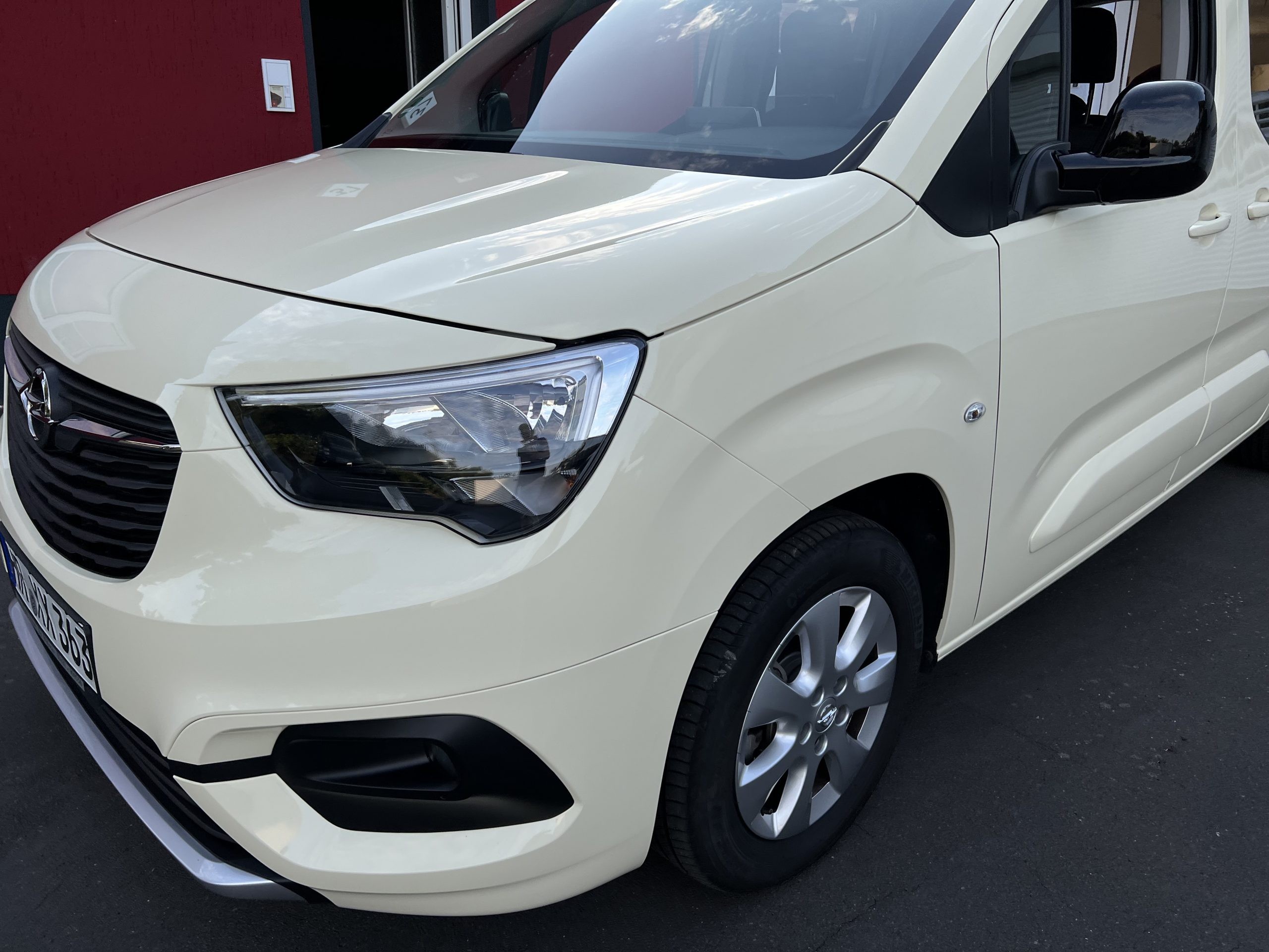 Opel-Combo-L2-vollfolierung-taxi-beige