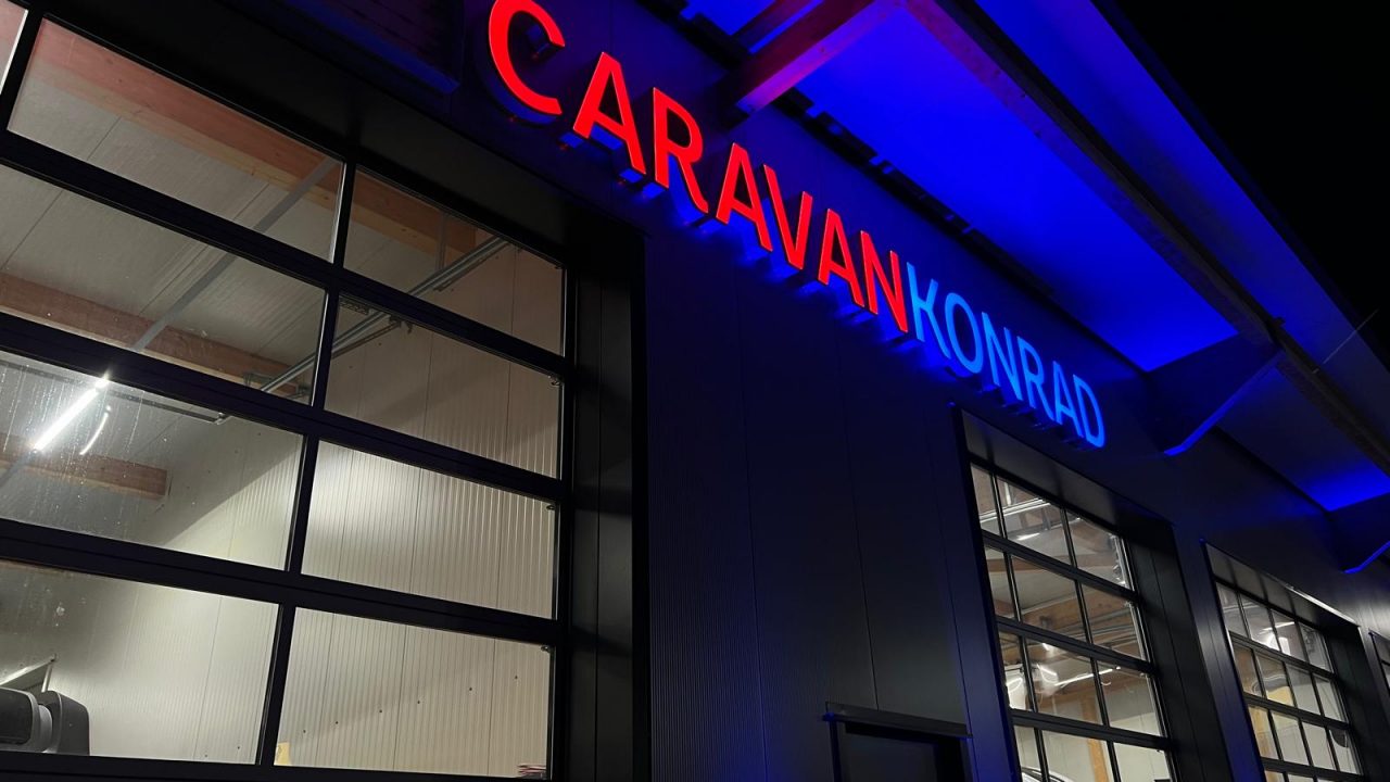 Caravan-Konrad-Hallenbeschriftung-LED-Schriftzug-Bad-Wildungen