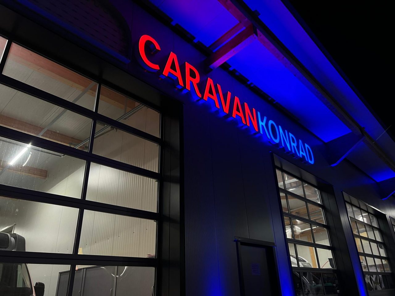 Caravan-Konrad-Hallenbeschriftung-LED-Schriftzug-Bad-Wildungen