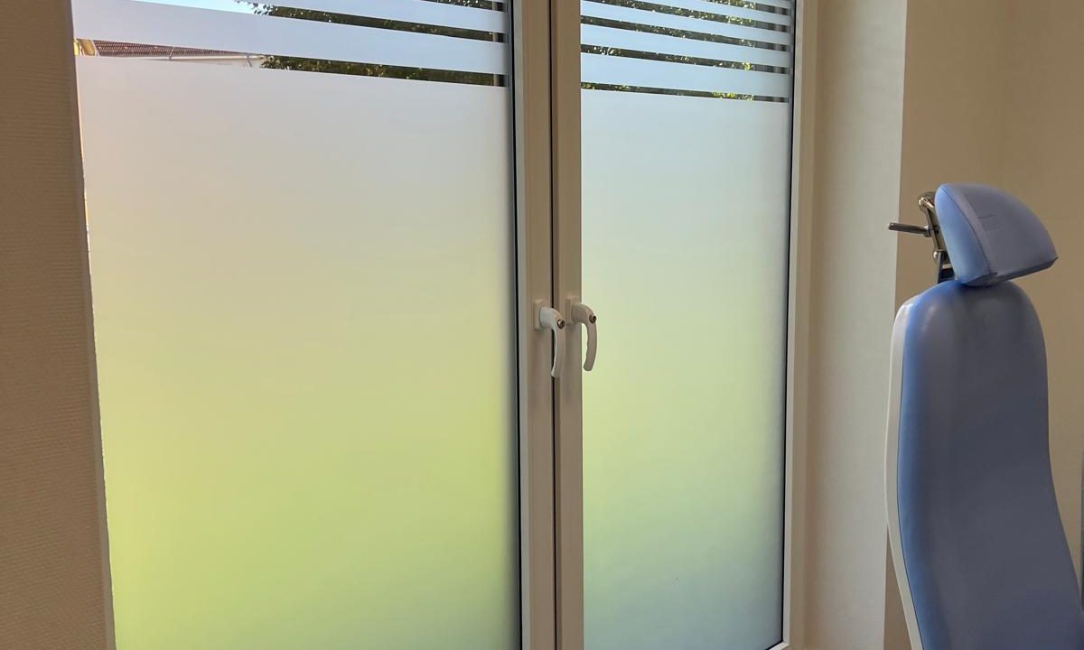 Sichtschutzfolierung für Praxen und Büros