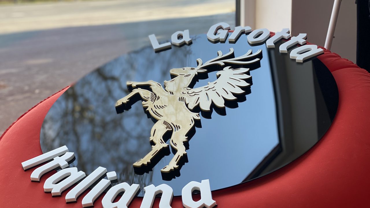 la-grotta-italiana-bad-wildungen-lean-mitch-sonderbeschilderung-vormontage