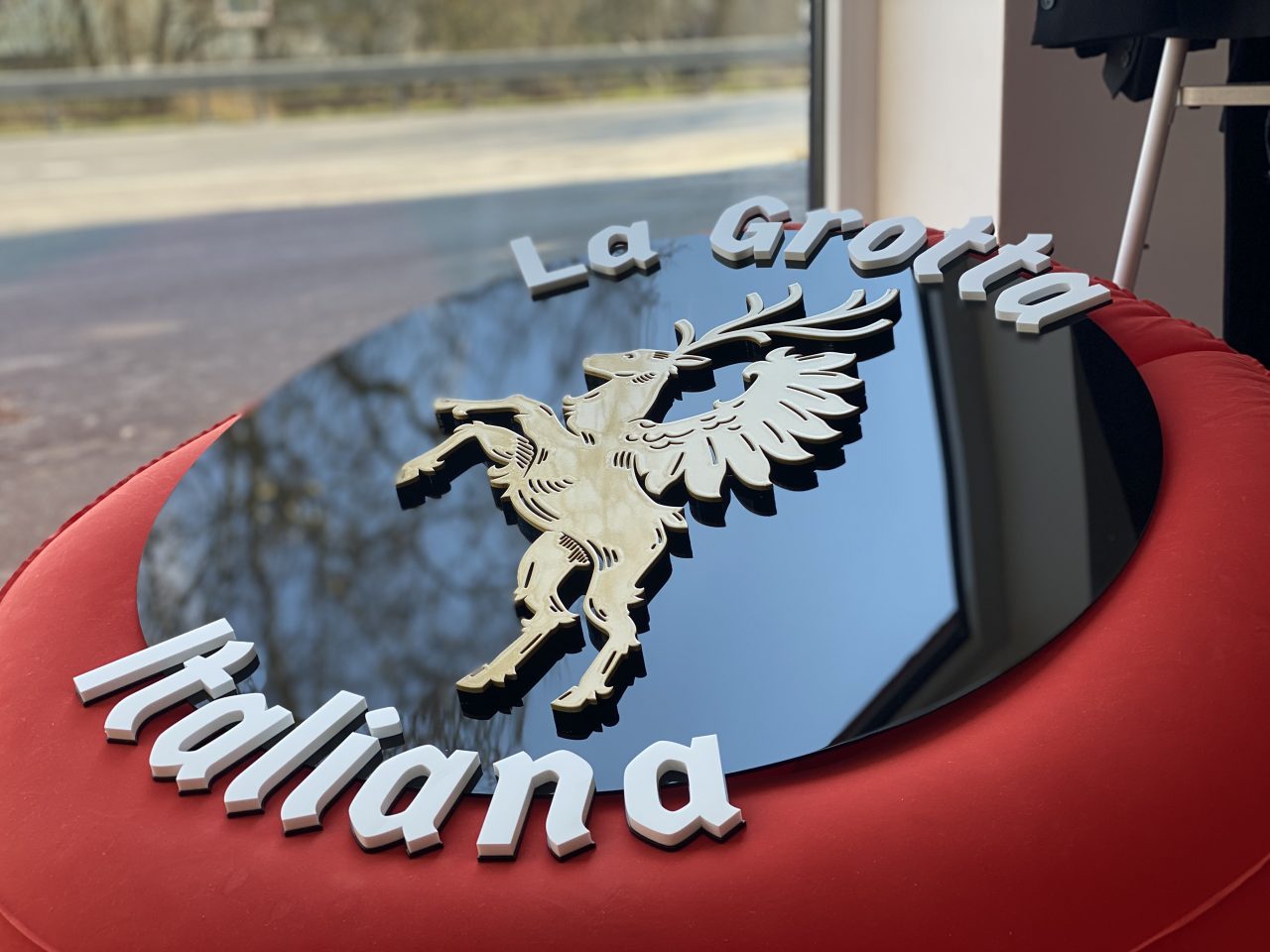 la-grotta-italiana-bad-wildungen-lean-mitch-sonderbeschilderung-vormontage