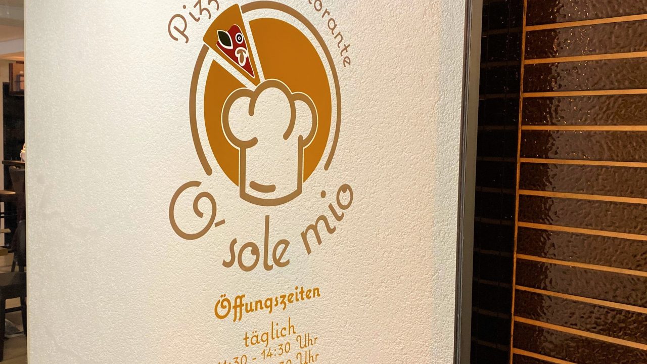 Pizzaria Logo auf Eingangstürscheibe mehrfarbig