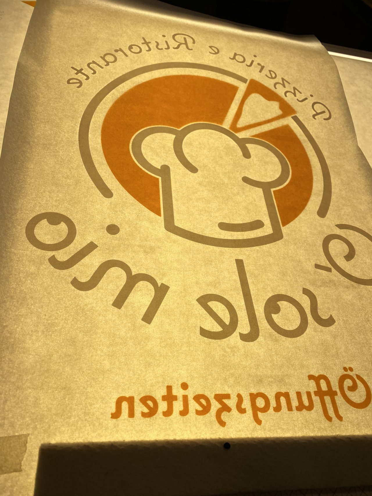 o-sole-mio-pizzaria-logobeschriftung-logofolie-lean-mitch-bad-wildungen-zusammenlegen